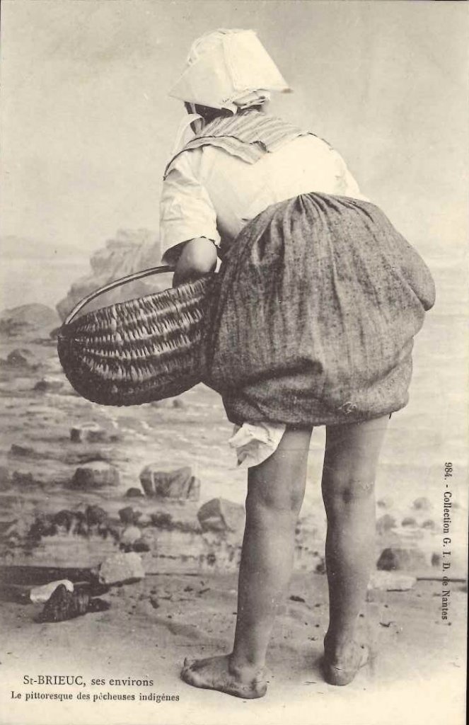 984 - St Brieuc, ses environs. La pittoresque des pêcheuses indigènes.jpg