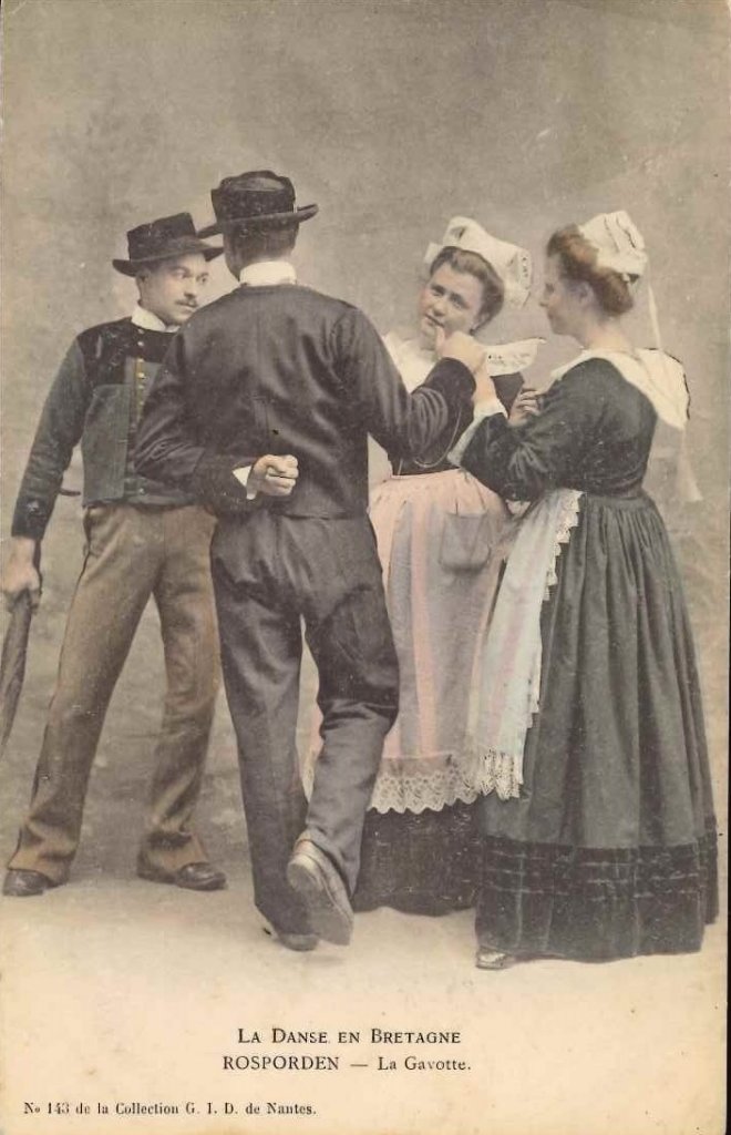143 - La danse en Bretagne - Rosporden - la gavotte.jpg