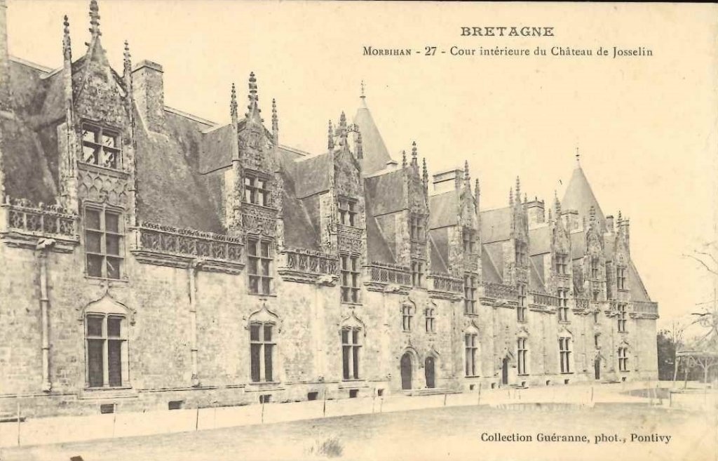 27 - Cour intérieure du château de Josselin.jpg