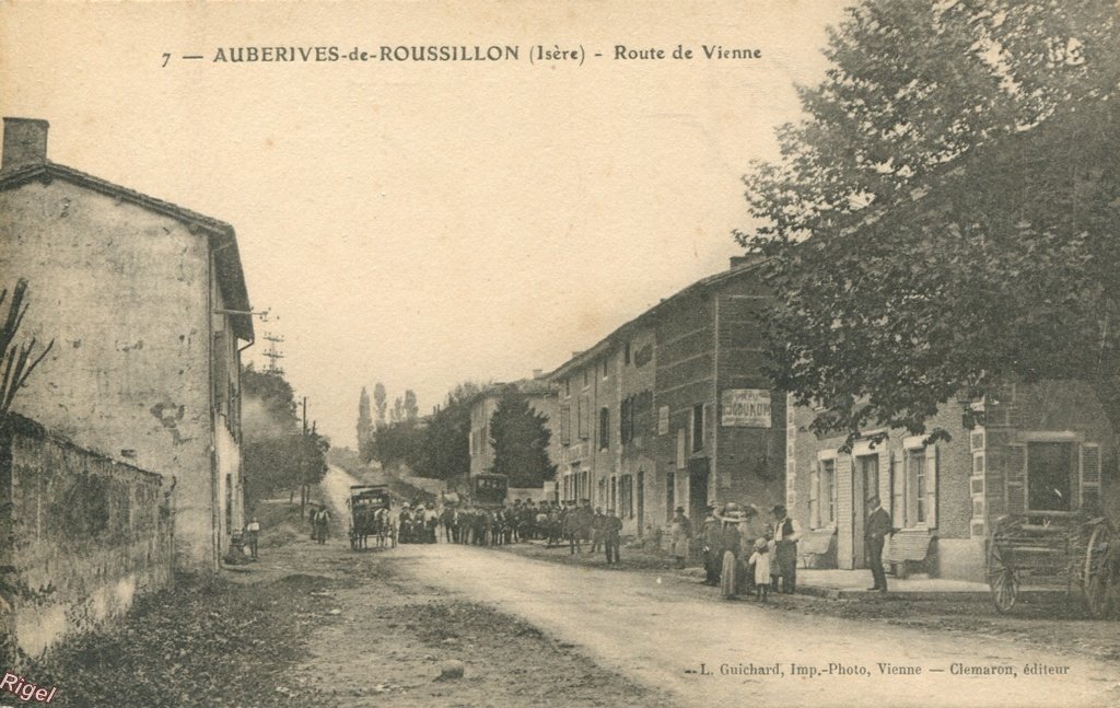 38-Auberives-de-Roussillon - Route de Vienne - 7 L Guichard IMP-Photo - Clemaron éditeur.jpg
