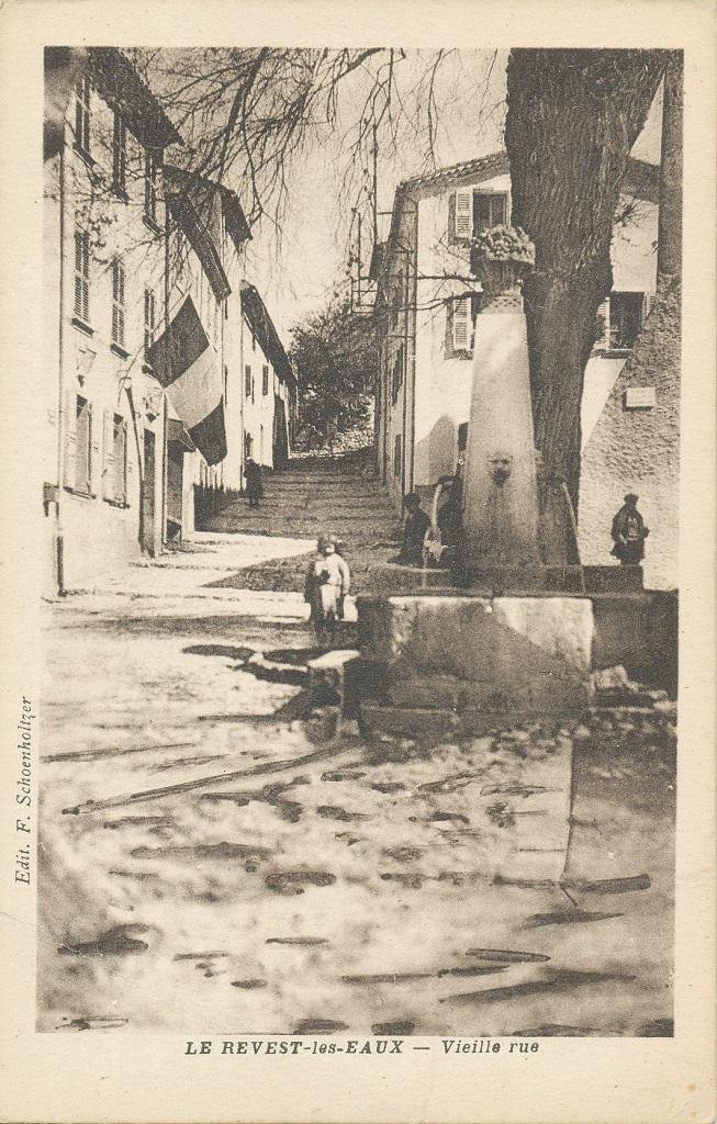 Le Revest vieille-rue.jpg