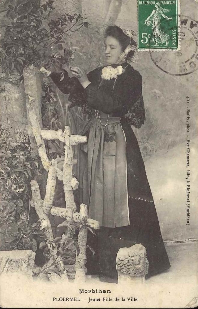 Ploermel - Jeune fille de la ville.jpg