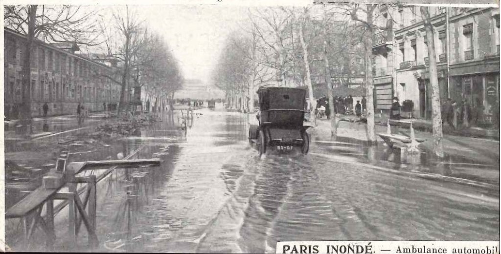 Paris inondé - ambulance automobile.jpg