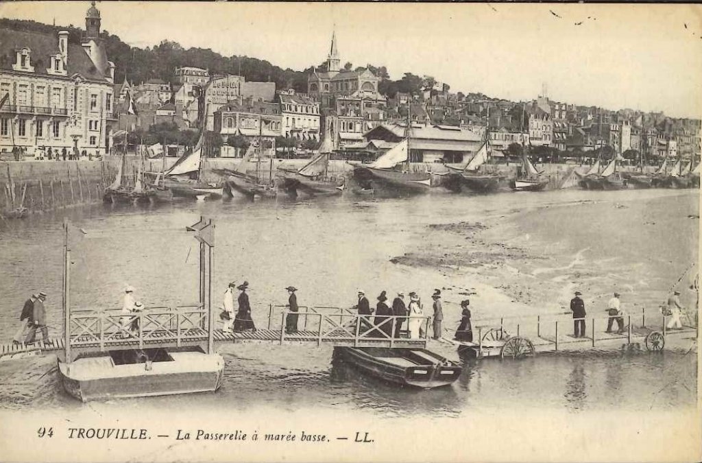 94 - Trouville - La passerelle à marée basse.jpg