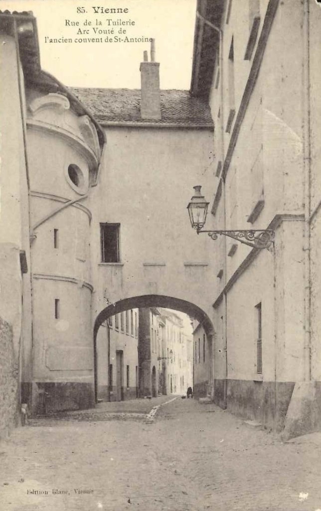 85 - Vienne - Rue de la Tuilerie. Arc vouté de l'ancien couvent de st antoine.jpg