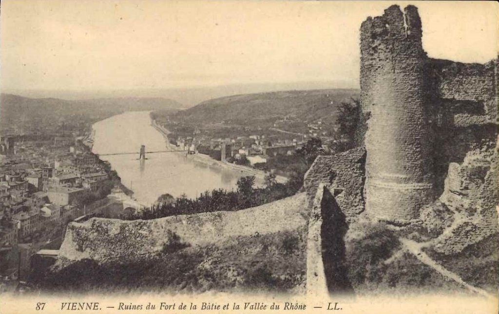 87 - Vienne - Ruines du Fort de la Bâtie et la vallée du Rhône.jpg