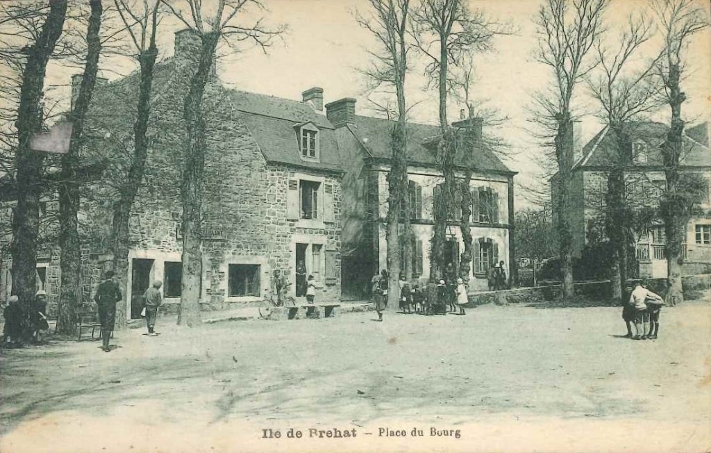 Ile de Bréhat - Place du Bourg.jpg