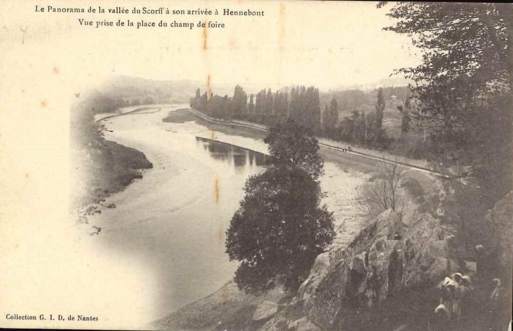 Le panorama de la vallée du Scorff à son arrivée à Hennebont - vue de la place du champ de foire.jpg