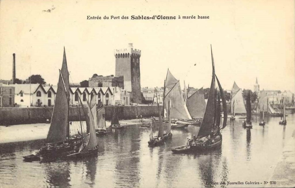 Les Sables d'Olonne - Entrée du port des Sables d'Olonne à marée basse.jpg