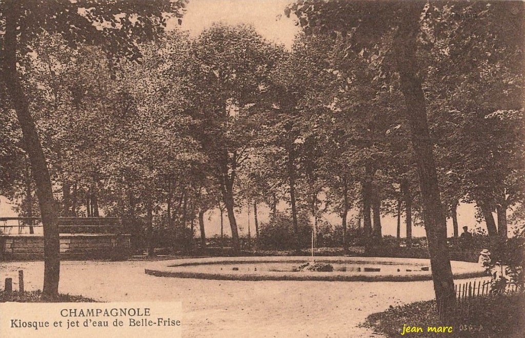 Champagnole - Kiosque et Jet d'Eau de Belle-Frise.jpg