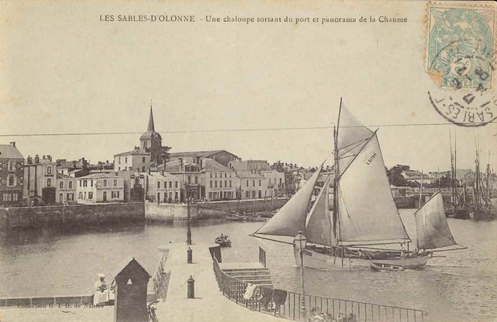 Les Sables d'Olonne - Une chaloupe sortant du port et panorama de la Chaume.jpg