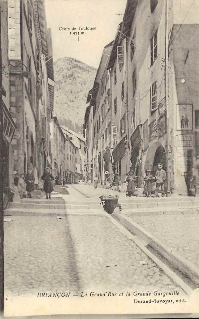 Briançon - la grand'rue et la grande gargouille.jpg
