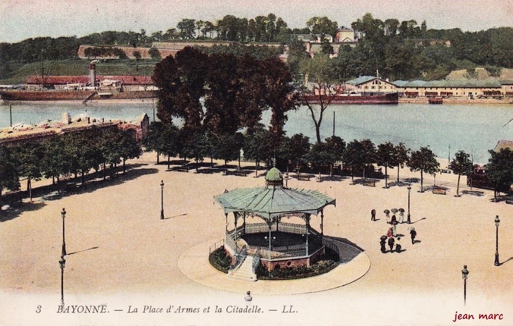 Bayonne - Place d'Armes et la Citadelle.jpg