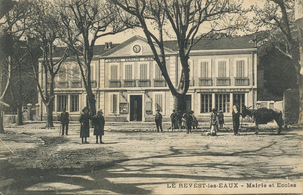 Le Revest Bozon mairie-ecoles.jpg