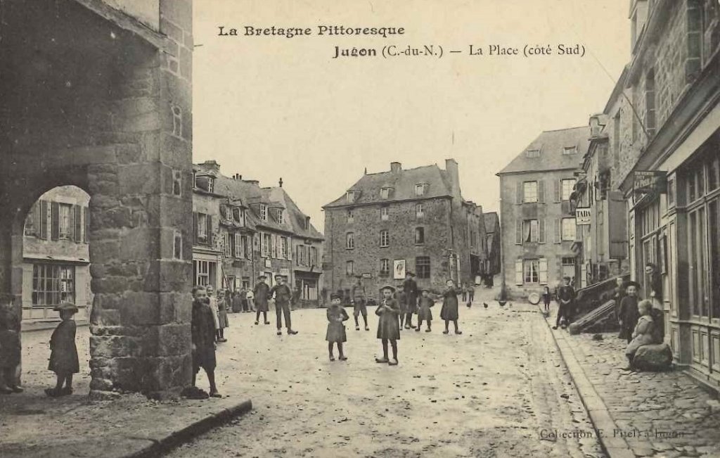 Jugon - La place - Côté sud.jpg