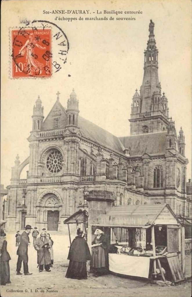 Sainte Anne d'Auray - la basilique entourée d'échoppes de marchands de souvenirs.jpg