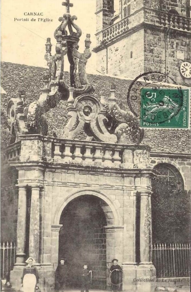 Carnac - Portail de l'église.jpg