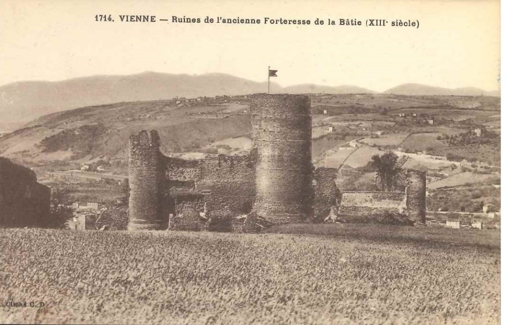 1714 - Vienne - Ruines de l'ancienne forteresse de la Bâtie.jpg