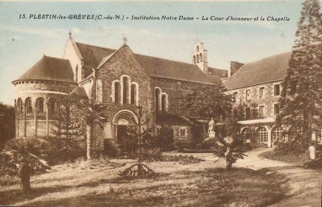 13 - Plestin les Grèves - Institution Notre Dame - La cour d'honneur et la chapelle.jpg