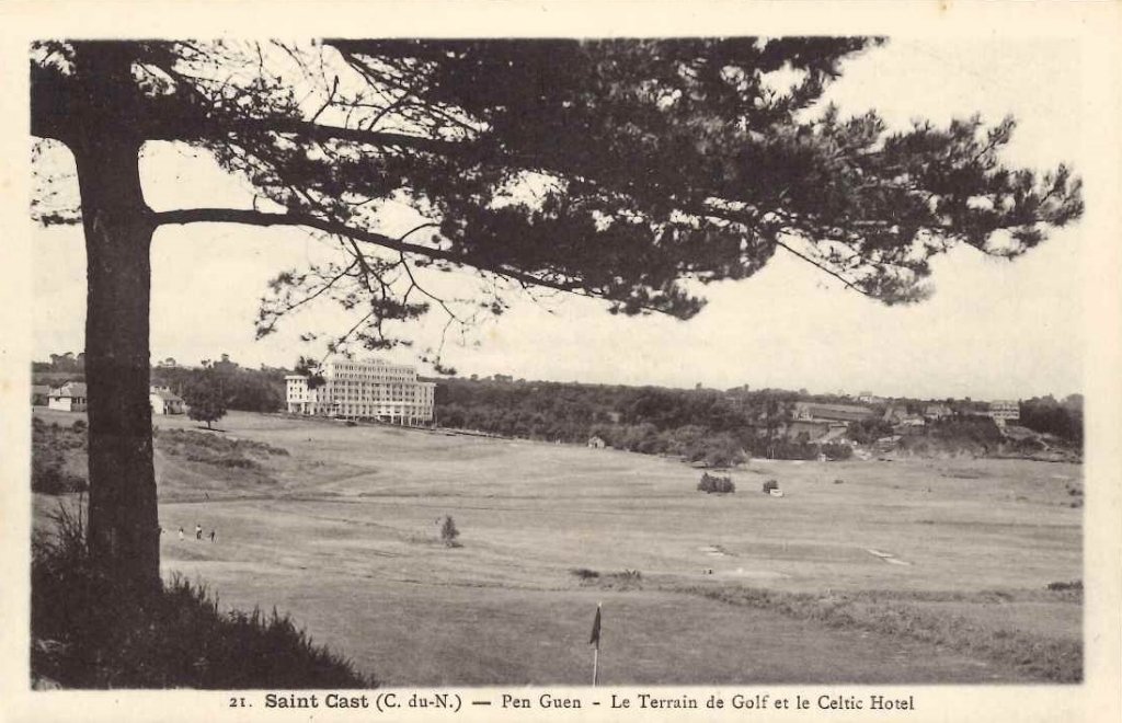 21 - Saint Cast - Pen Guen - Le terrain de golf et le Celtic Hotel.jpg