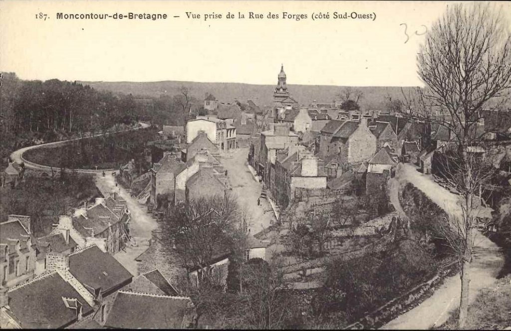 187 - Moncontour de Bretagne - Vue prise de la rue des forges (côté sud ouest).jpg