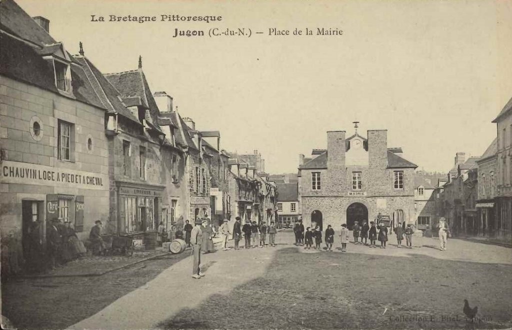 Jugon - Place de la mairie.jpg