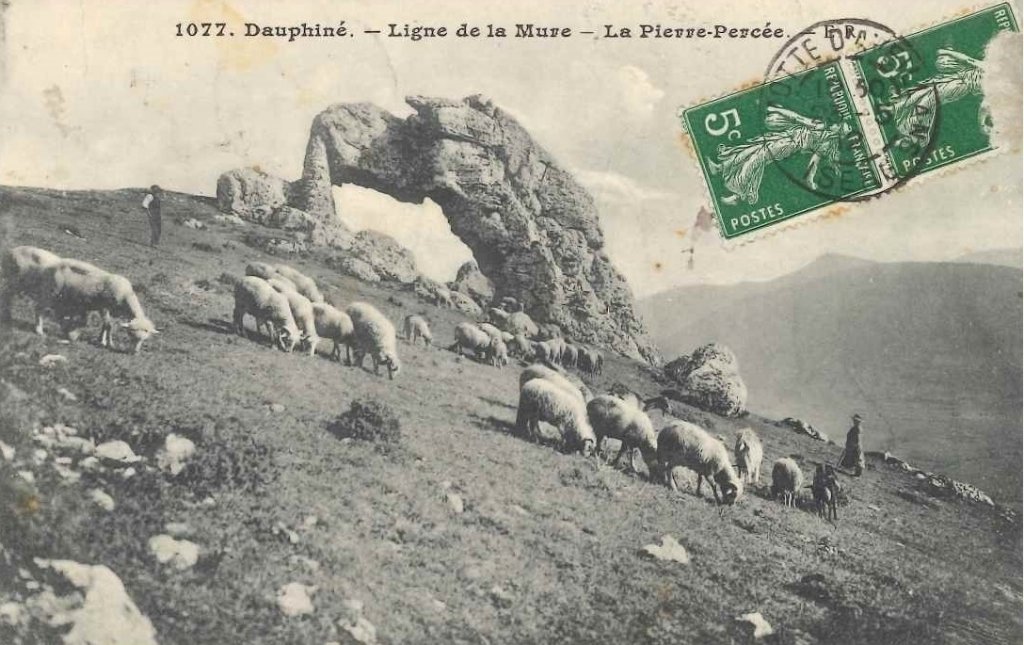 1077 - Ligne de la Mure - La pierre percée.jpg