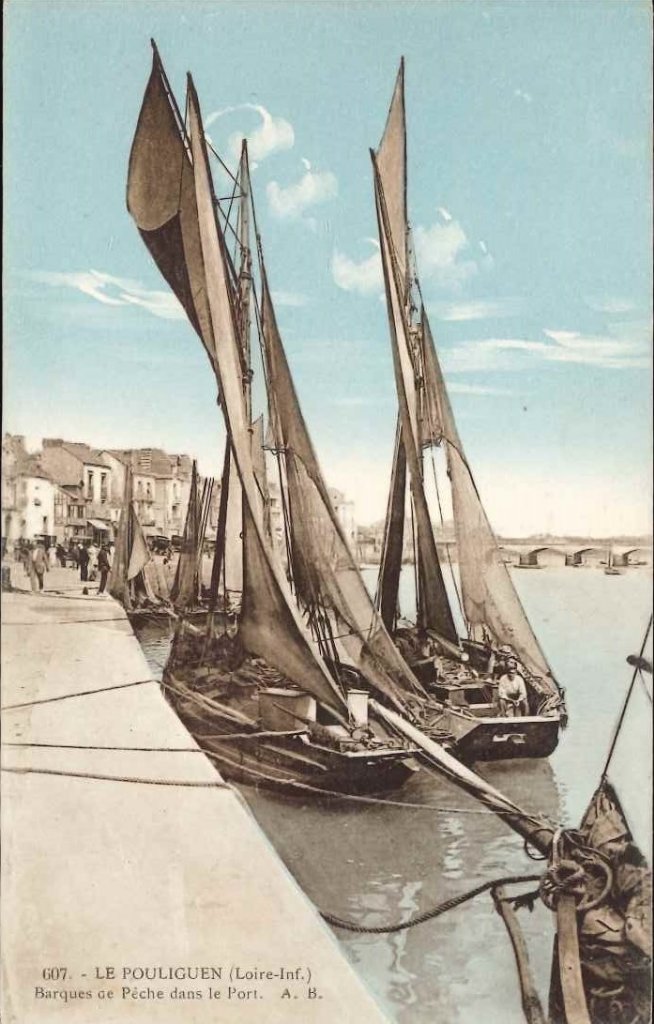 607 - Le Pouliguen - Barques de pêche dans le port.jpg