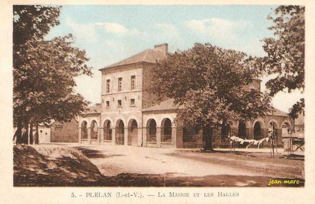 Plélan-le-Grand - La Mairie et les Halles (version colorisée).jpg