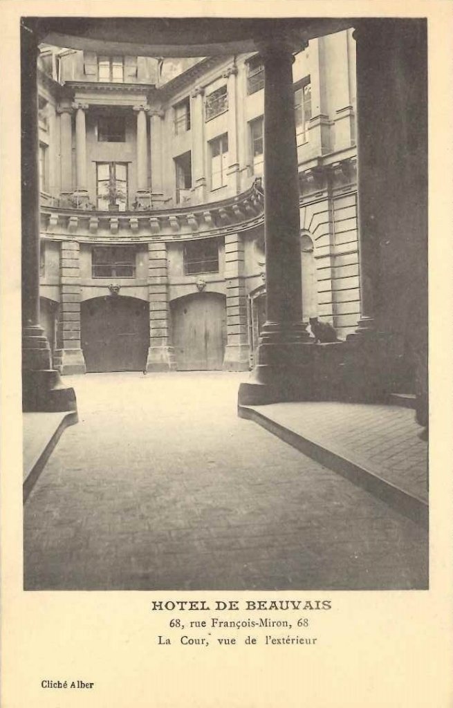 Paris - Hotel de Beauvais - la cour, vue de l'extérieur.jpg