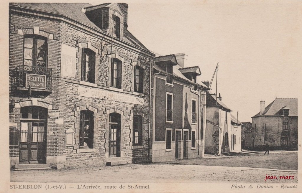 Saint-Erblon - L'Arrivée, route de Saint-Armel.jpg