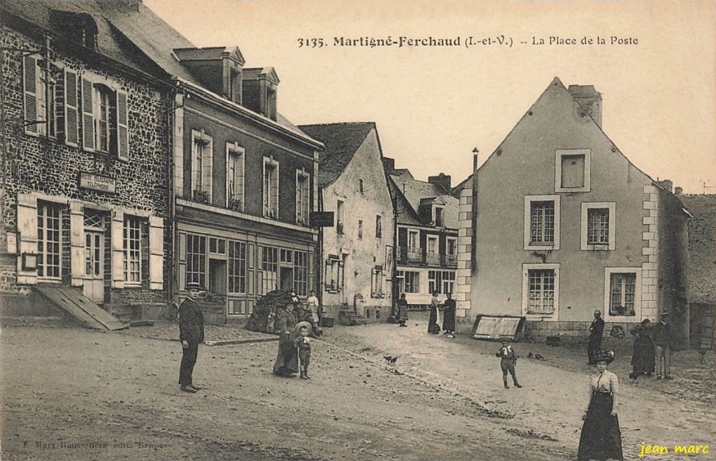 Martigné-Ferchaud - La Place de la Poste.jpg