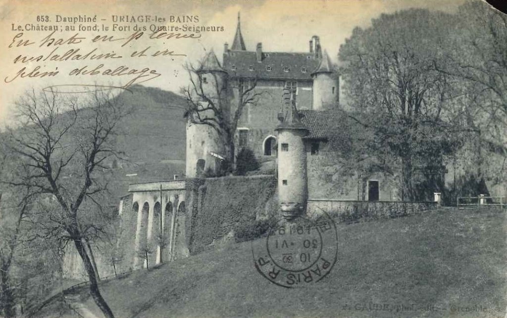 653 - Uriae les Bains - Le château ; au fond le fort des Quatres Seigneurs.jpg