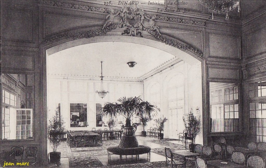 Dinard - Intérieur du Casino - La Salle de Jeu.jpg