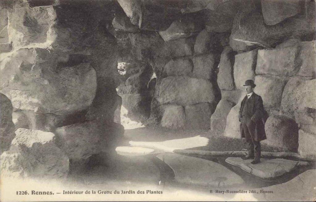 1226 - Rennes - Intérieur de la grotte du jardin des plantes.jpg