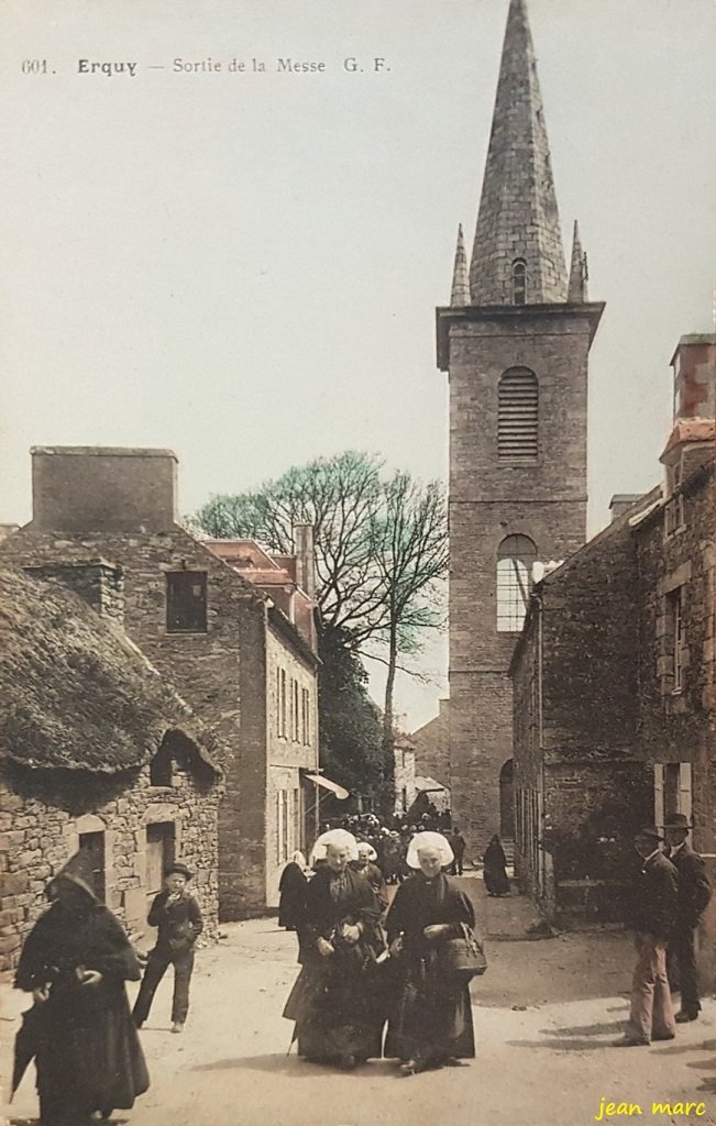 Erquy – Sortie de la Messe.jpg