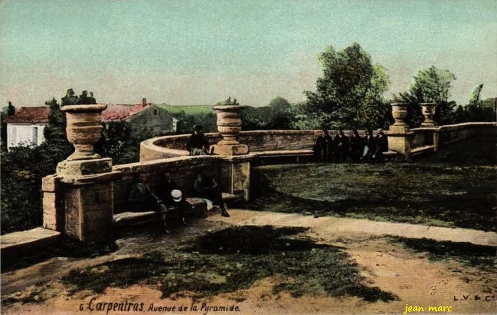 Carpentras - Avenue de la Pyramide.jpg