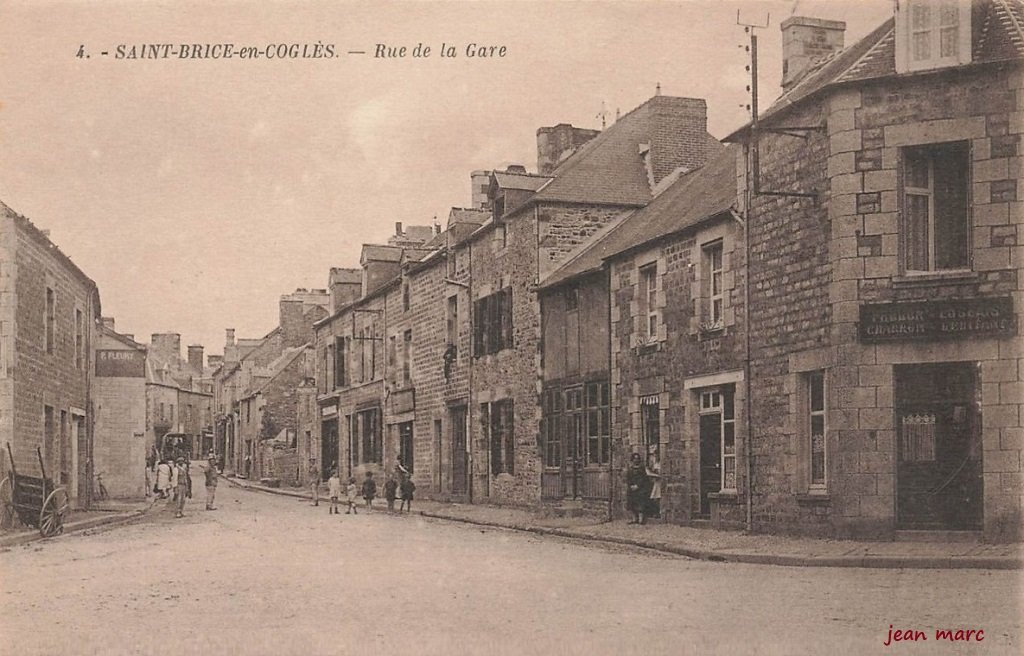 Saint-Brice-en-Coglès - Rue de la Gare.jpg