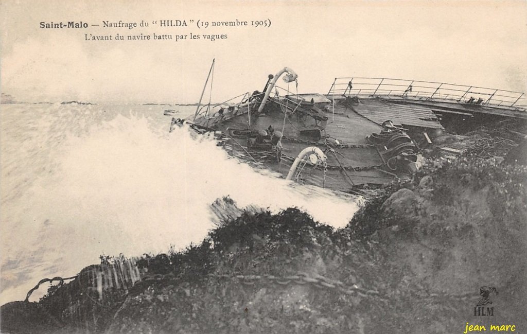 Saint-Malo - Naufrage du Hilda - L'avant du navire battu par les vagues.jpg