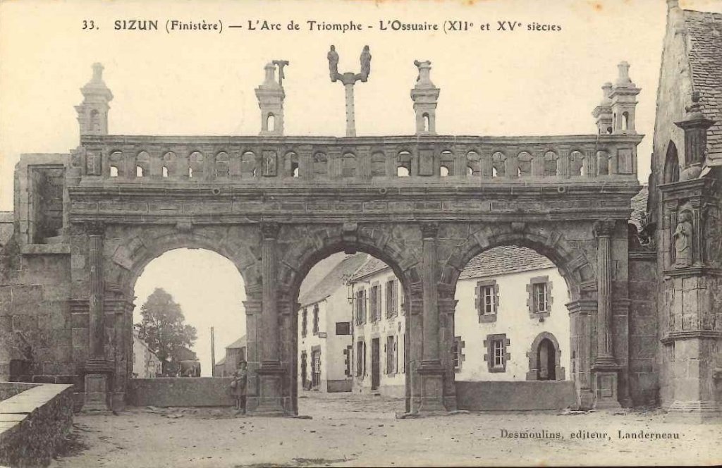 33 - Sizun - L'arc de triomphe - l'ossuaire.jpg