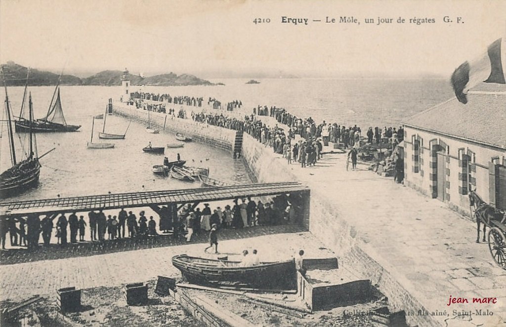 Erquy – Le Môle, un jour de Régates.jpg