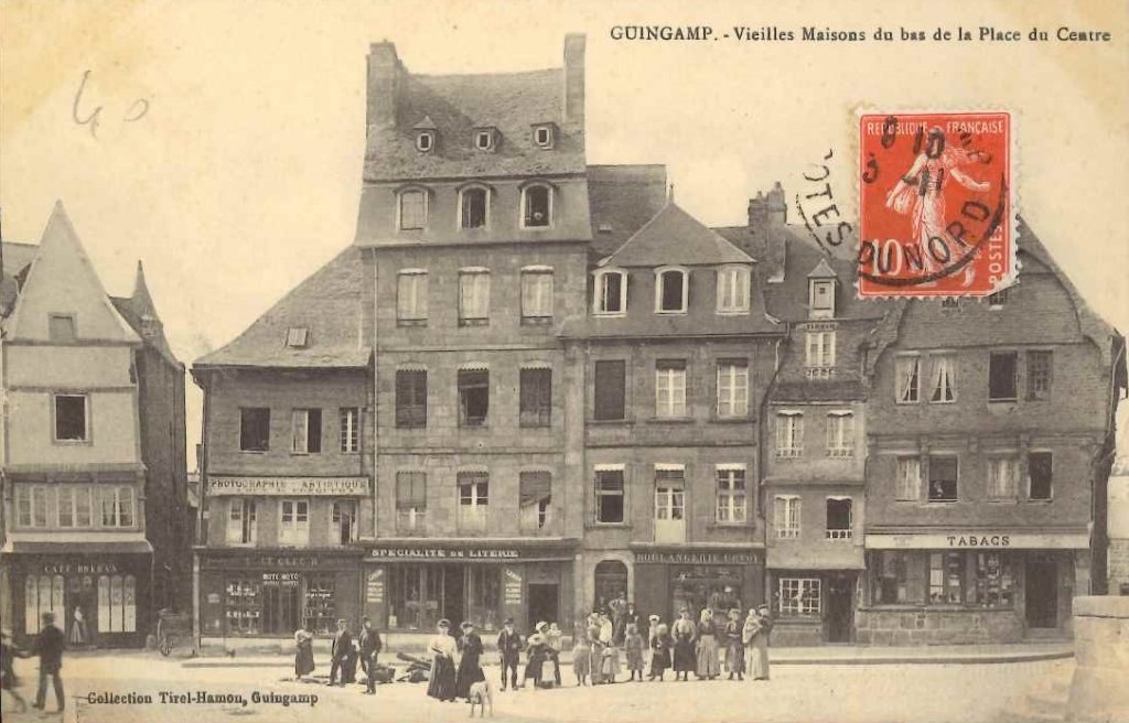 Guingamp - vieilles maisons du bas de la place.jpg