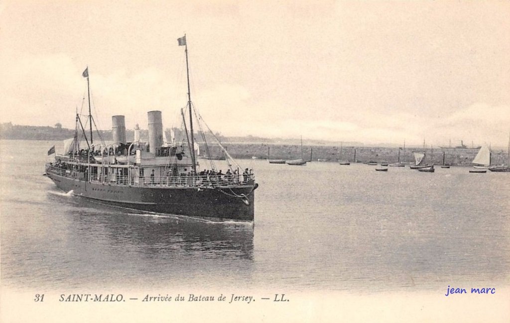 Saint-Malo - Arrivée du bateau de Jersey.jpg