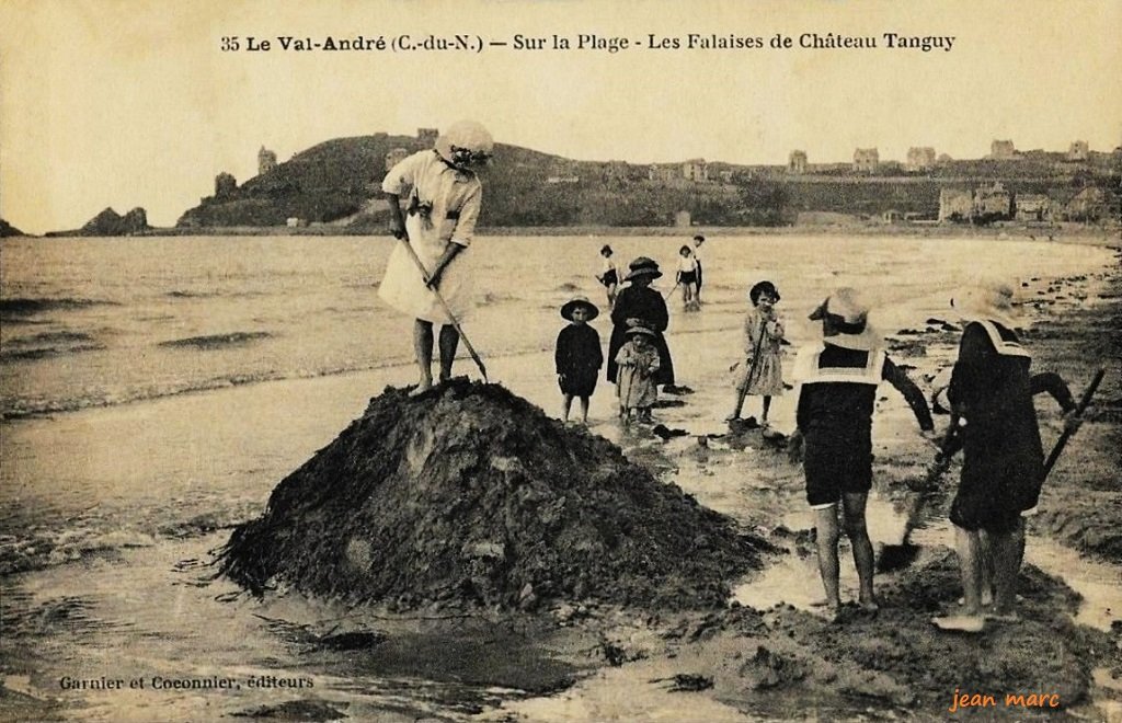 Le Val-André - Sur la Plage - Les Falaises du Château Tanguy.jpg