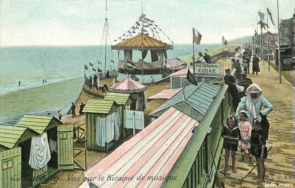 Cabourg - Vue sur le Kiosque de musique.jpg