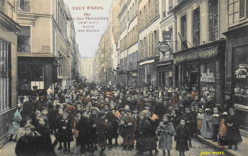 Paris XXe - Rue des Maronites - Sortie des Écoles.jpg