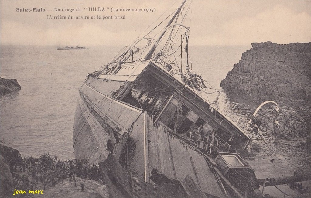 Saint-Malo - Naufrage du Hilda - L'arrière du navire et le pont brisé.jpg