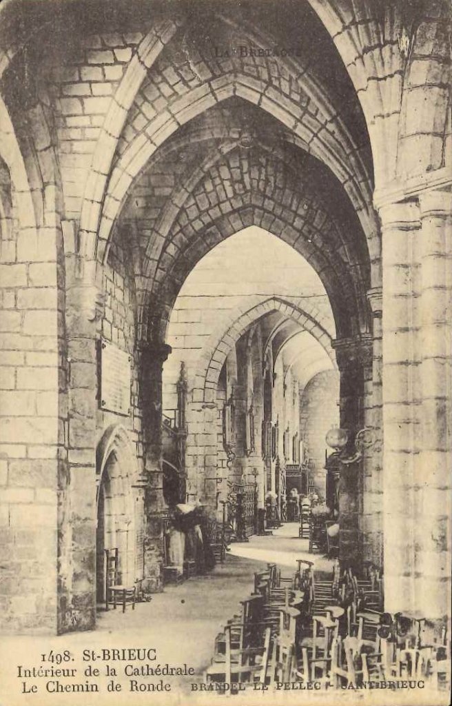 1498 - Saint Brieuc - Intérieur de la cathédrale - Le chemin de ronde.jpg