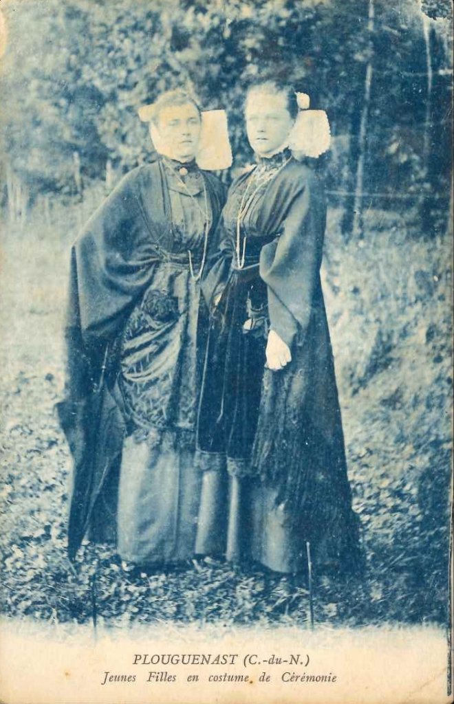 Plouguenast - Jeunes filles en costume de cérémonie.jpg