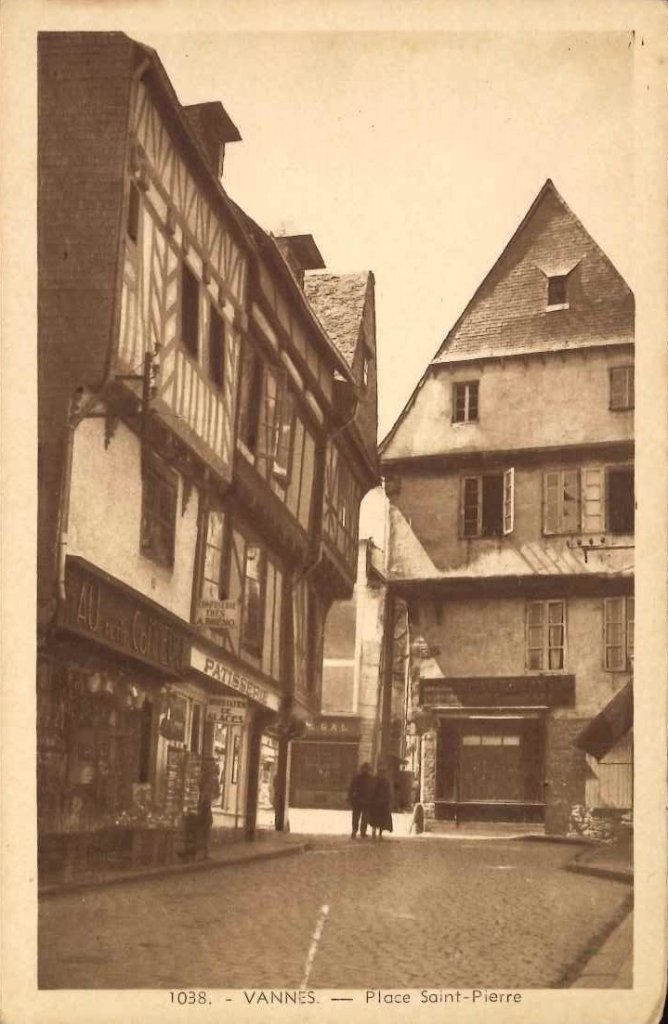 1038 - Vannes - Place Saint Pierre.jpg